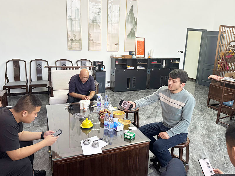 Customers visit our company 5 Customers visit our company 5