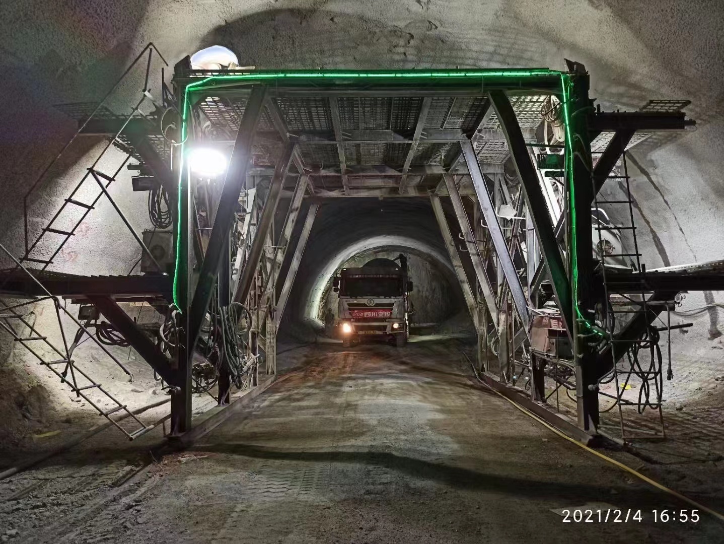 爐石高速余家崗隧道