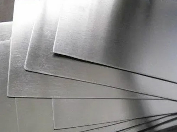 El proceso de fresado CNC de grandes placas de acero gruesas mediante trayectorias curvilíneas, enfoque selectivo y técnicas difusas.