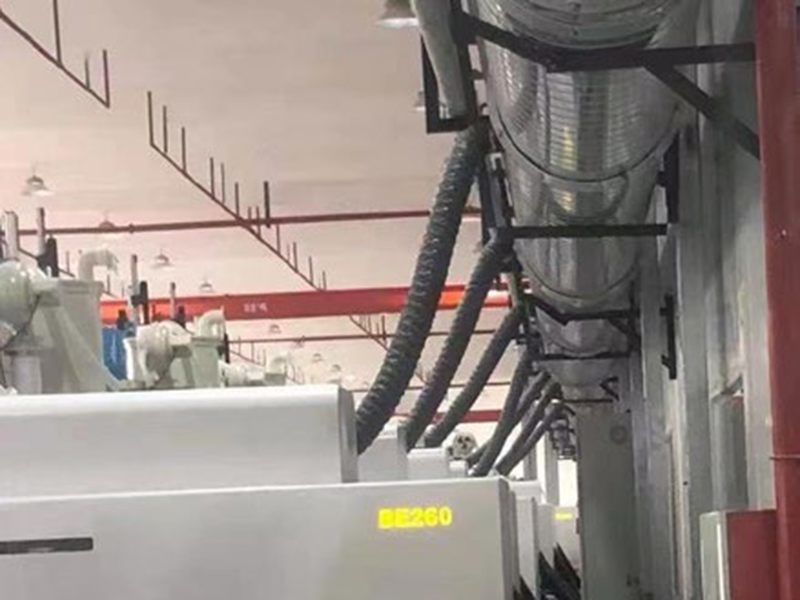 Термопластавтомат выбрасывает отработанные газы Термопластавтомат выбрасывает отработанные газы