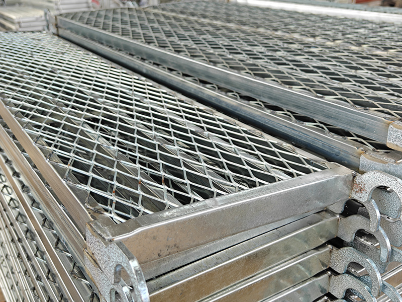 Material and type of scaffold pedal