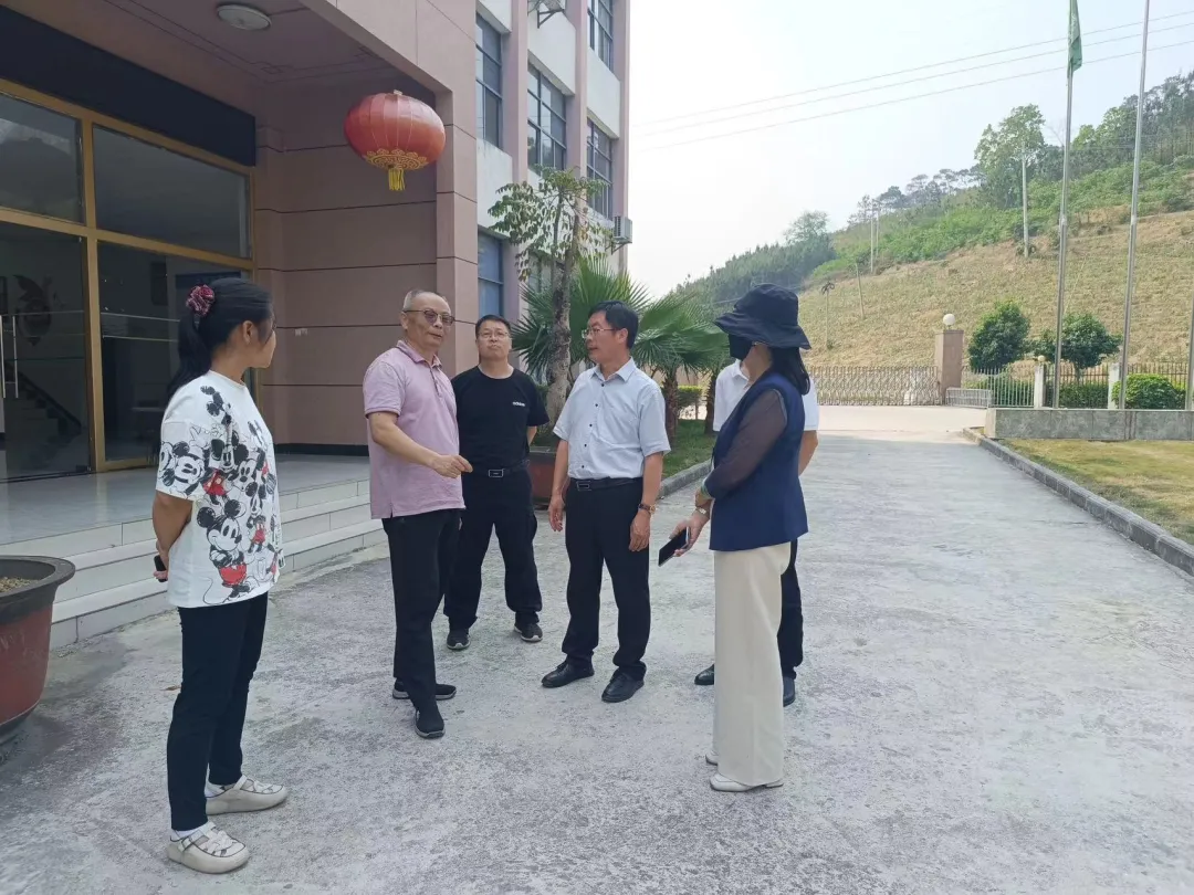 Vice Chairman Zhou Jiabao conducts a field research on private enterprises by visiting Runjia Pharmaceutical