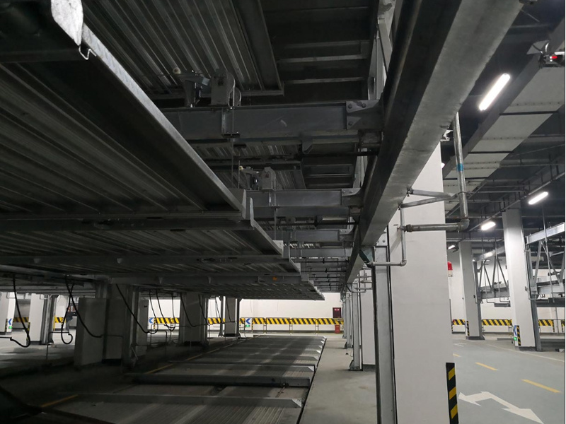 Intelligent parking garage with lifting and horizontal movement