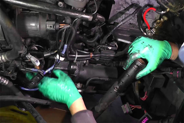 Should check the car oil pipe coolant water pipe in time