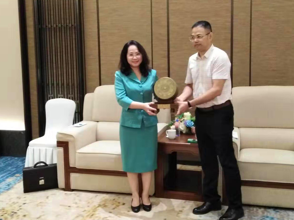 公司领导与越南谅山省委领导进行项目洽谈