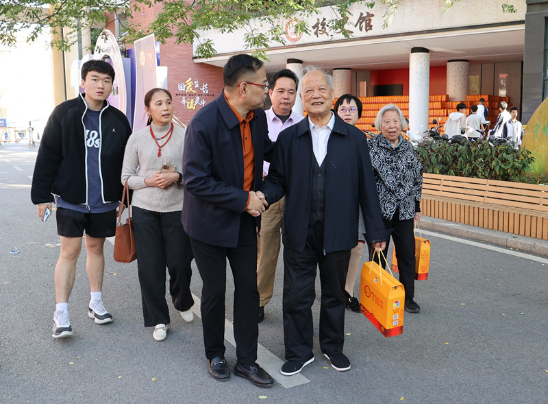 宇峰公司董事长王宇峰看望两弹一星科学家周创志、温昌娥夫妇