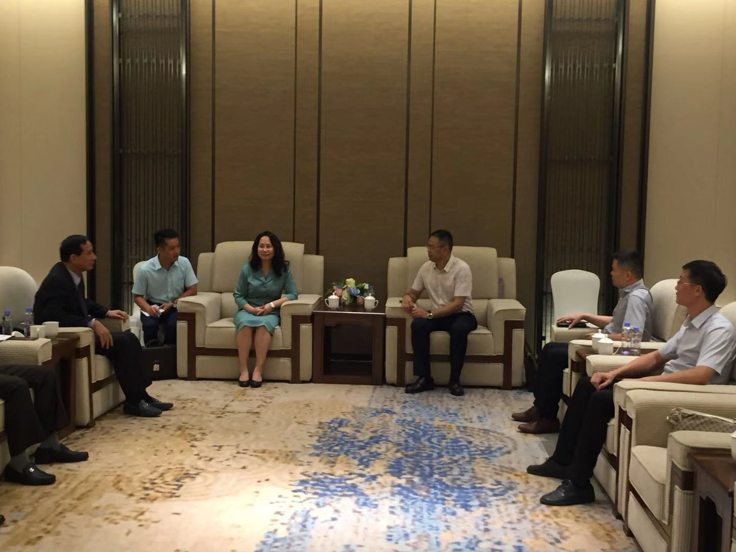 公司领导与越南谅山省委领导进行项目洽谈