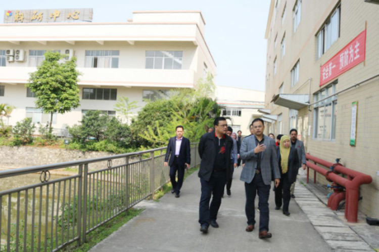 马来西亚关丹市议会代表团到宇峰公司考察交流