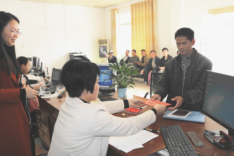 宇峰公司：发放托管红利   助力脱贫攻坚