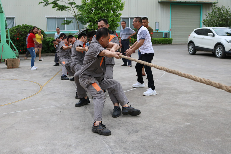给力！宇峰人的庆“五一”职工拔河比赛