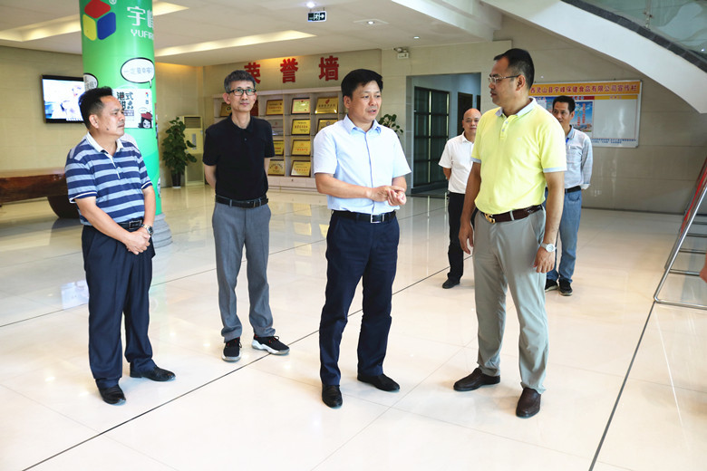 灵山县长刘钦到宇峰公司实地调研减税降费       助力企业发展