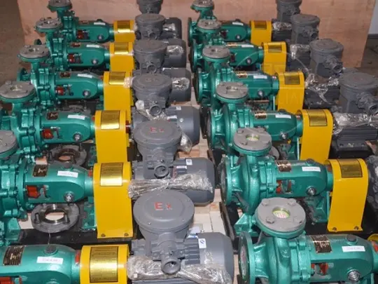 Single-stage oil pump with horizontal IY-type suction