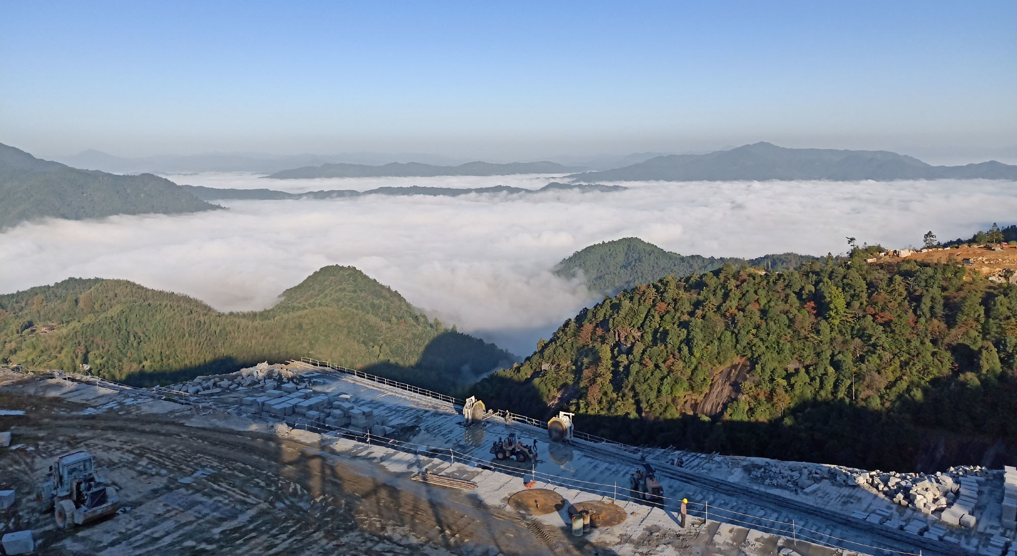 Rich and strong mining mountain cloud sea