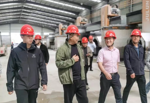 Shi Xiangkun, a fourth-level research fellow from the Industrial and Information Technology Department of Fujian Province, and his team visited Fuqiang Stone Materials to investigate the company's technological transformation.