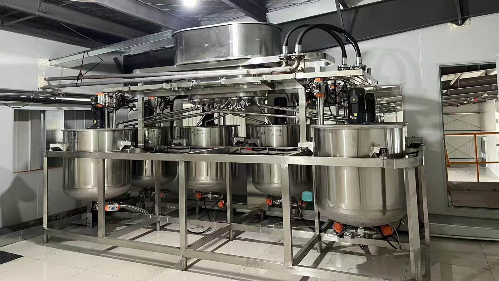 Supporting automatic glue mixing equipment Supporting automatic glue mixing equipment