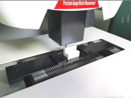 Gauge block comparator measurement