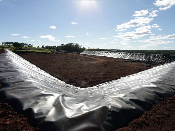 Adhesive method of geomembrane