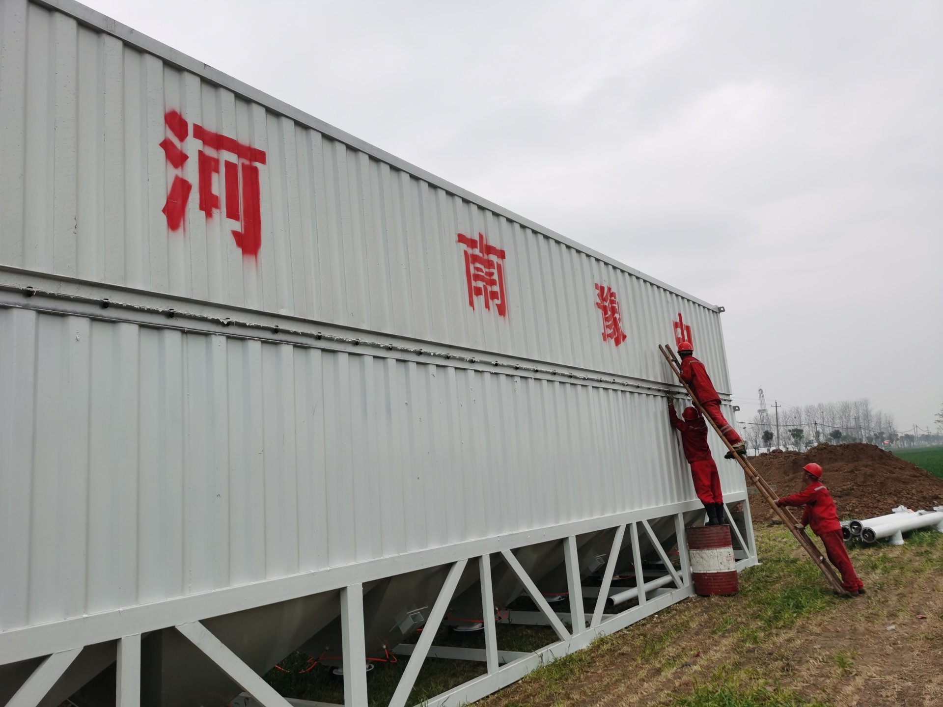 安徽界溝項目安裝水泥倉施工現場 安徽界溝項目安裝水泥倉施工現場