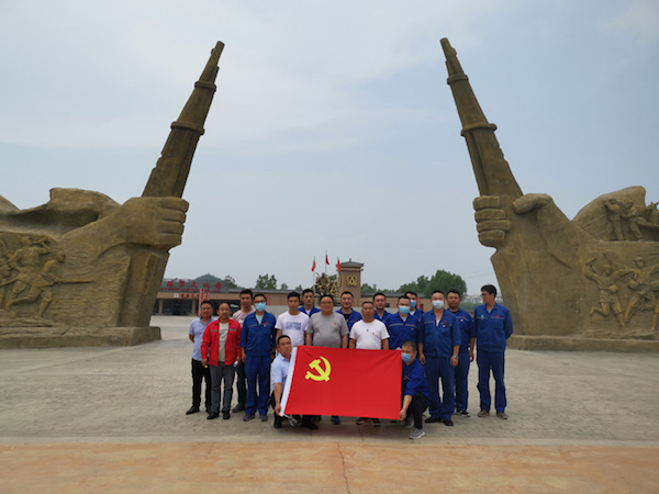 一公司聯(lián)合黨支部與藍焰結(jié)對武鄉(xiāng)革命根據(jù)地合影