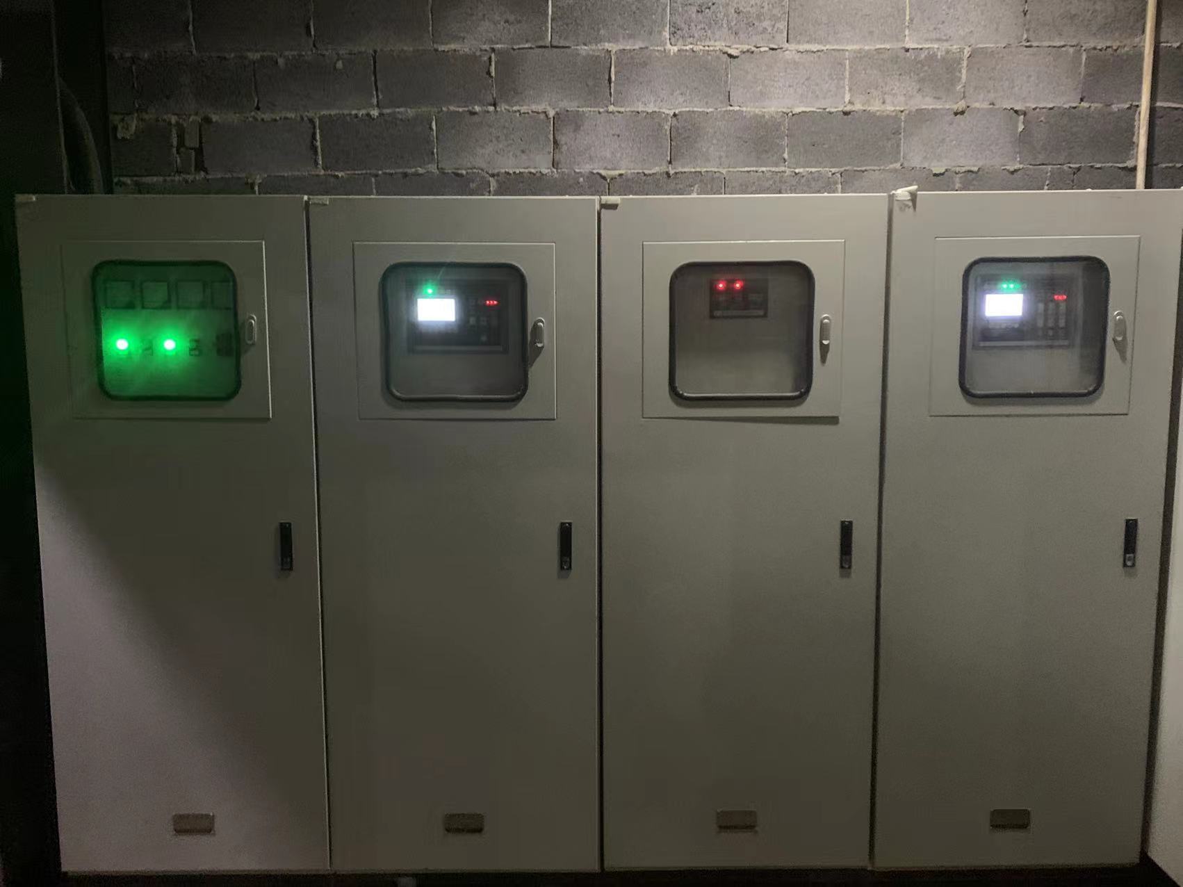 遼寧壹立方砂業(yè)項(xiàng)目雙電源進(jìn)線柜，智能巡檢柜，星角控制柜，穩(wěn)壓控制柜設(shè)備實(shí)拍