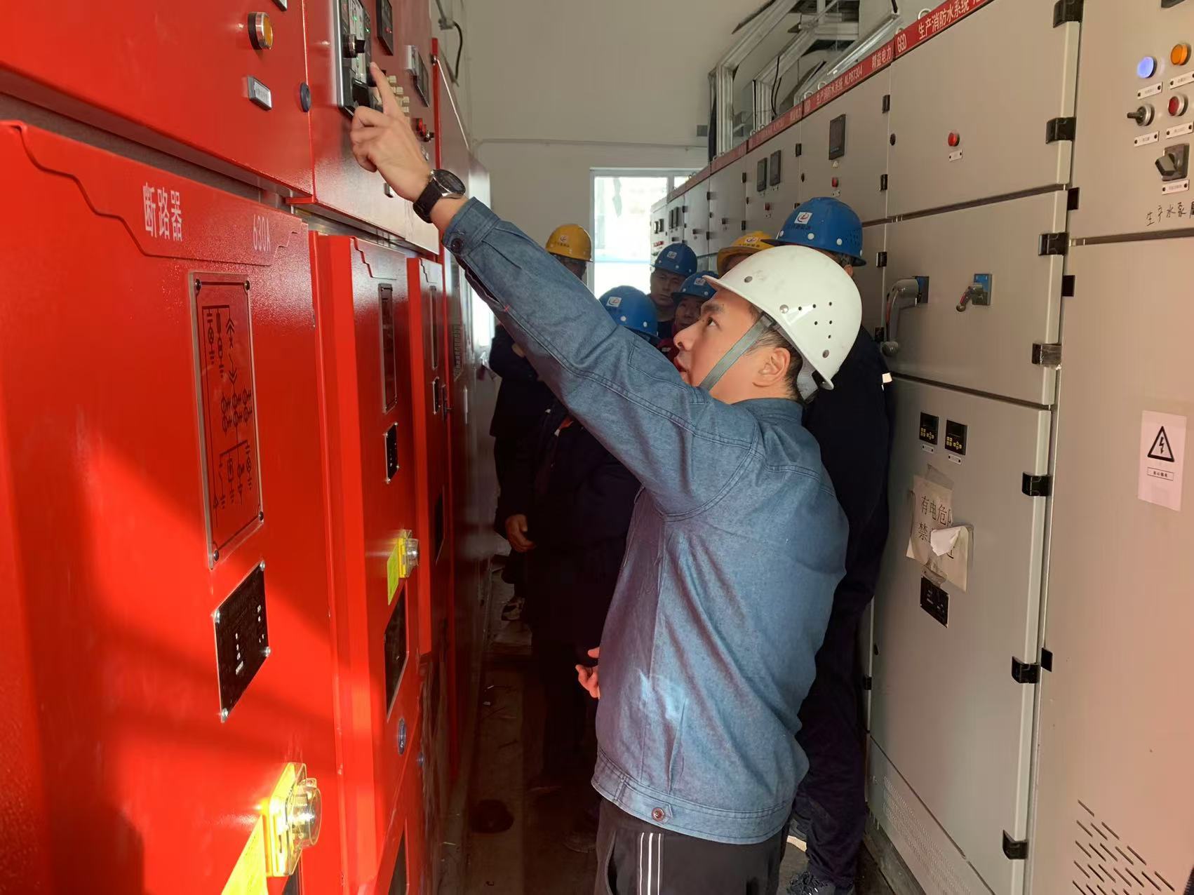 高低壓消防配電柜內(nèi)蒙古東日新能源材料項目現(xiàn)場人員培訓(xùn)照片