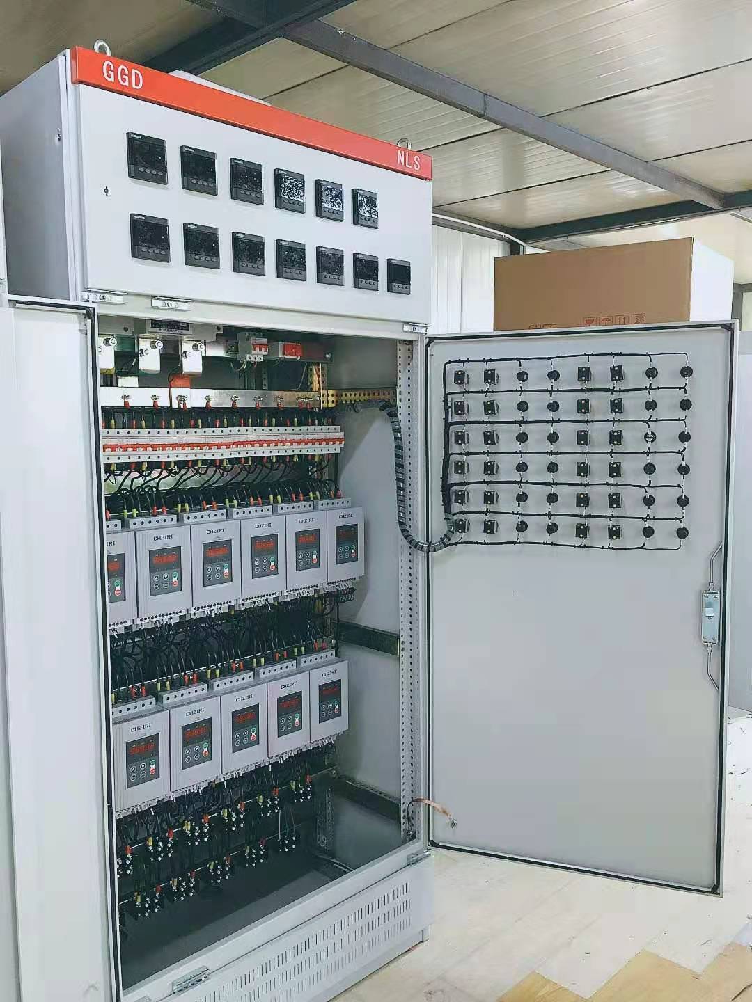 礦山機(jī)械電機(jī)啟動柜內(nèi)部照片車間實(shí)拍