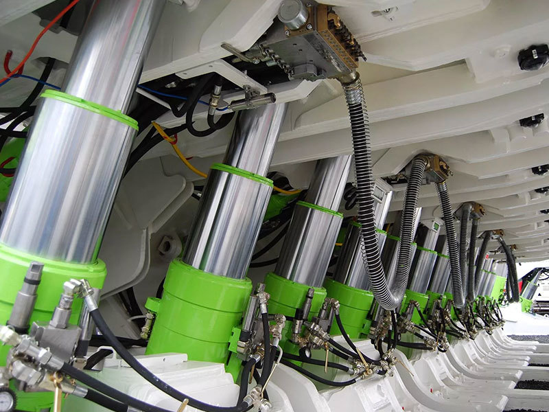 What are the precautions for safe operation of high-pressure rubber hoses?
