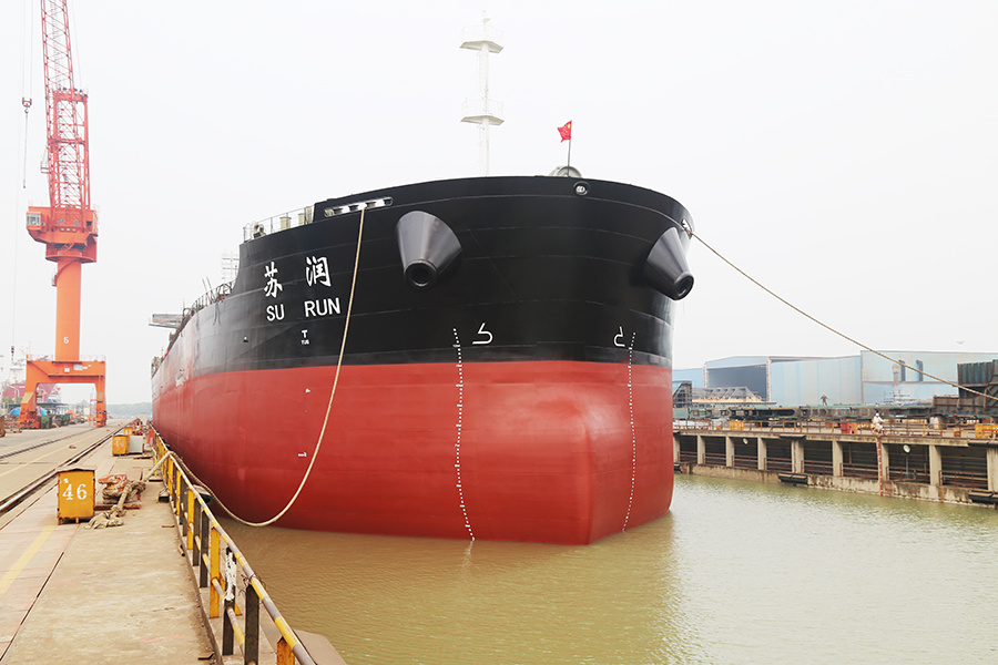 A 52,500-ton bulk carrier was successfully docked