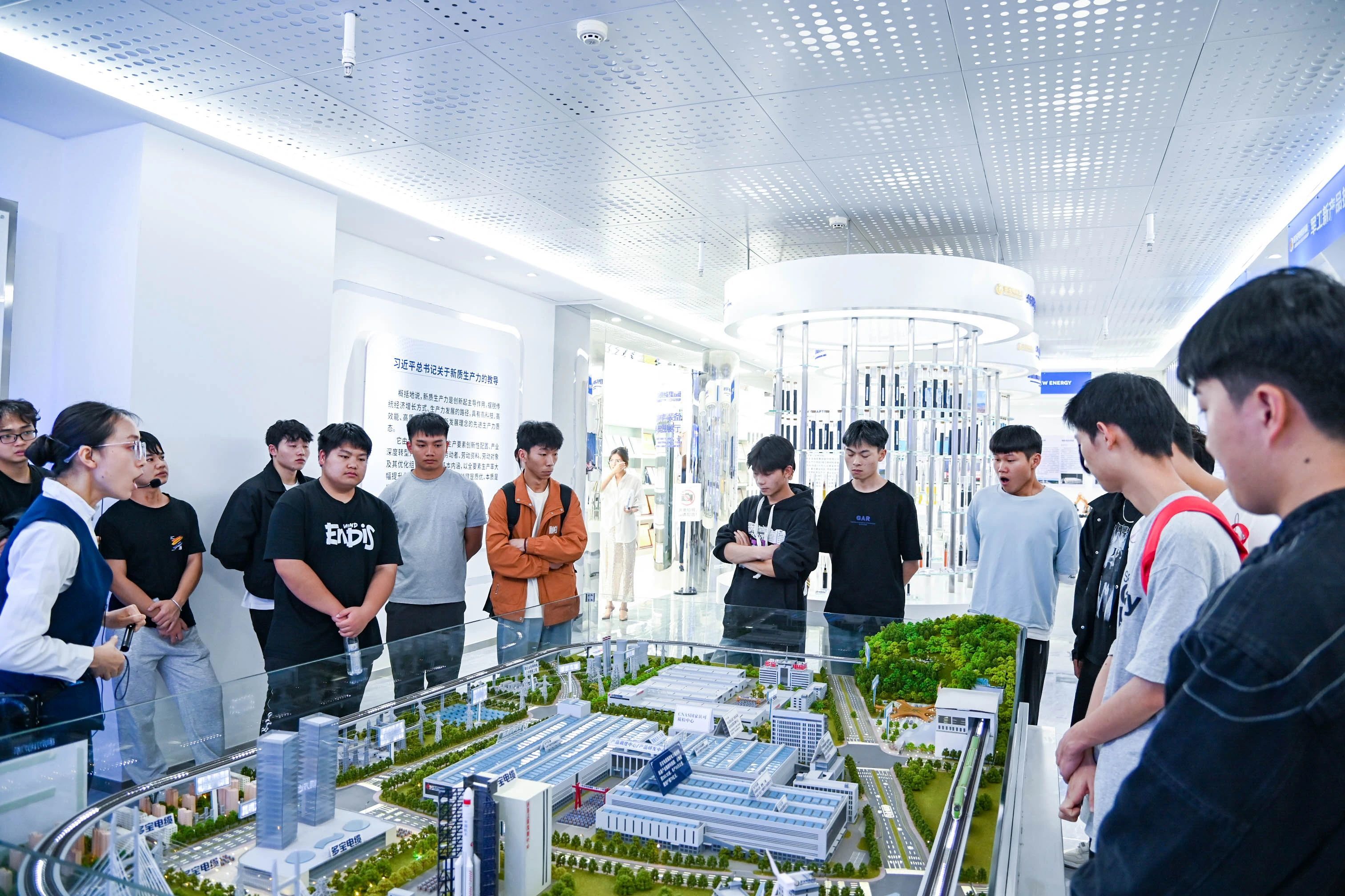 云南国土资源职业学院师生前往多宝电缆参观学习