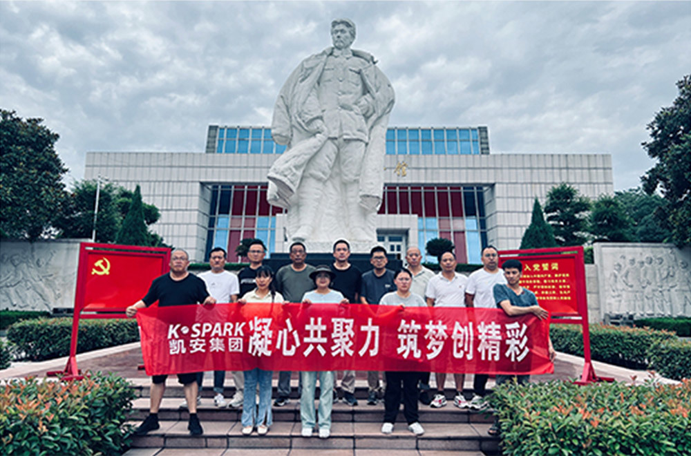 参观方志敏纪念馆