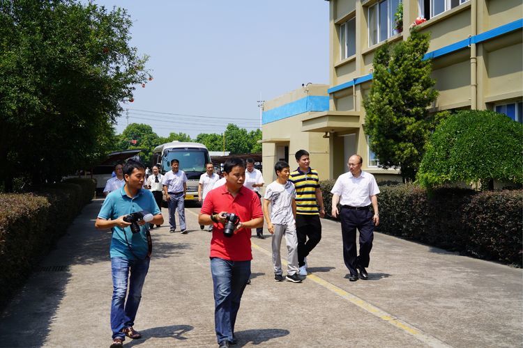 热烈欢迎金华市委副书记、市长尹学群一行莅临浙江赤诚调研指导！