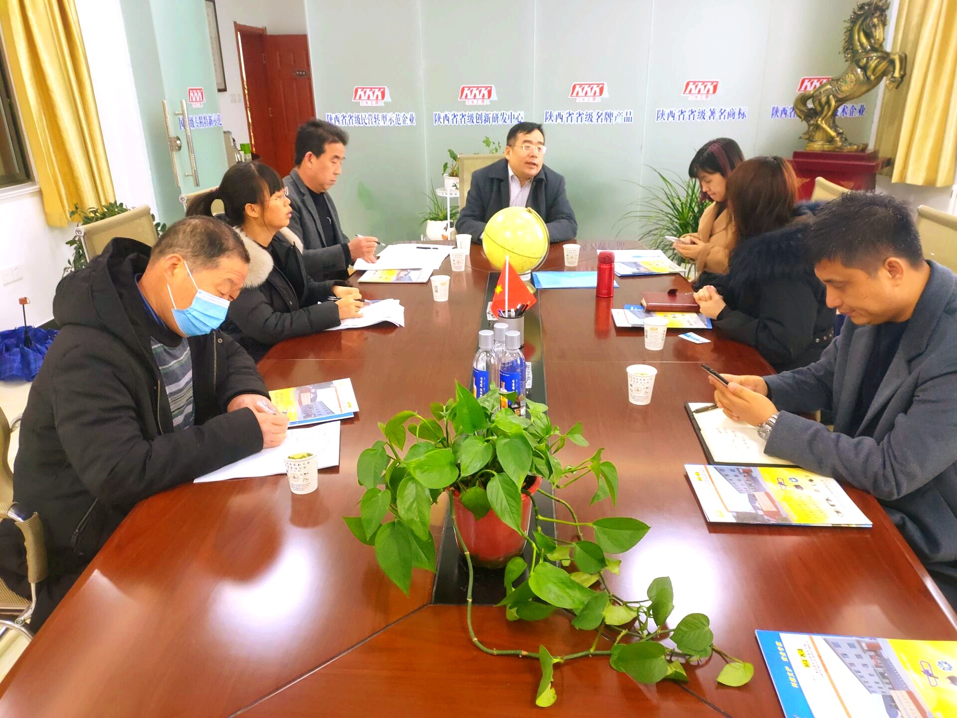 2月24日，長(zhǎng)樂(lè)基金管理有限公司總經(jīng)理周欣、風(fēng)控總監(jiān)陳靜、投資總監(jiān)房小定一行三人，在縣金融辦有關(guān)負(fù)責(zé)人的陪同下來(lái)企業(yè)調(diào)研座談企業(yè)融資和上市前規(guī)劃等有關(guān)情況。