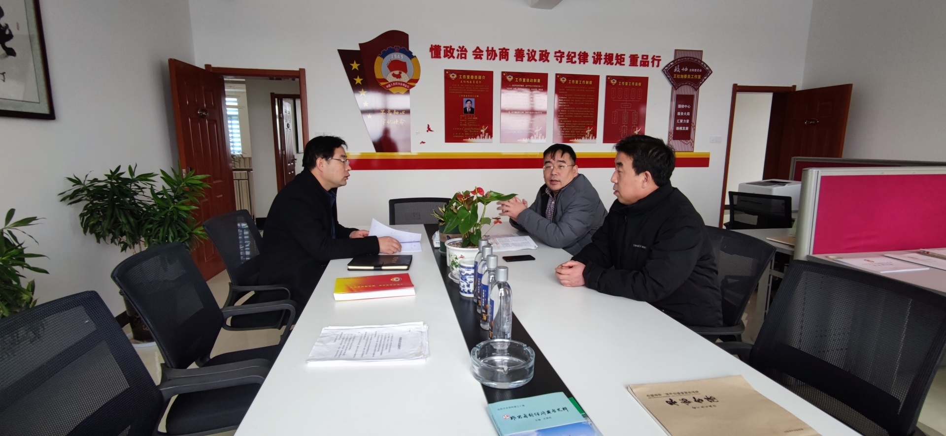 12月7日，合陽縣政協(xié)副主席范鵬來王社旭委員工作室檢查指導工作。