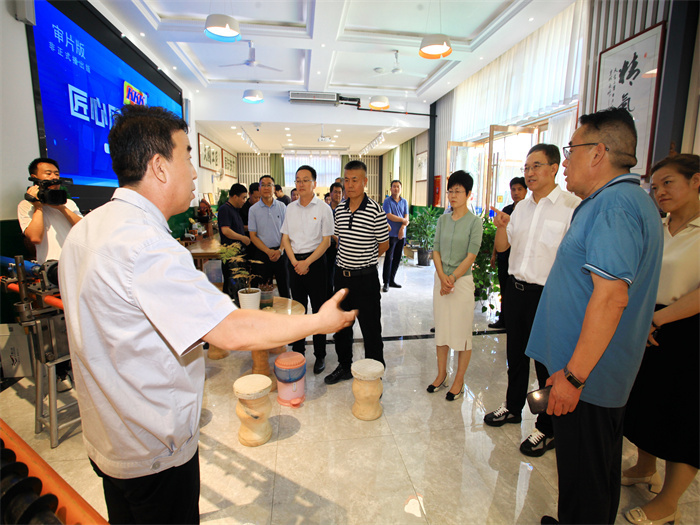 8月1日，陜西省人大常委會(huì)——省人大財(cái)經(jīng)委副主任委員李彬一行來(lái)我公司就《省優(yōu)化營(yíng)商環(huán)境條例》執(zhí)法檢查、調(diào)研指導(dǎo)工作。