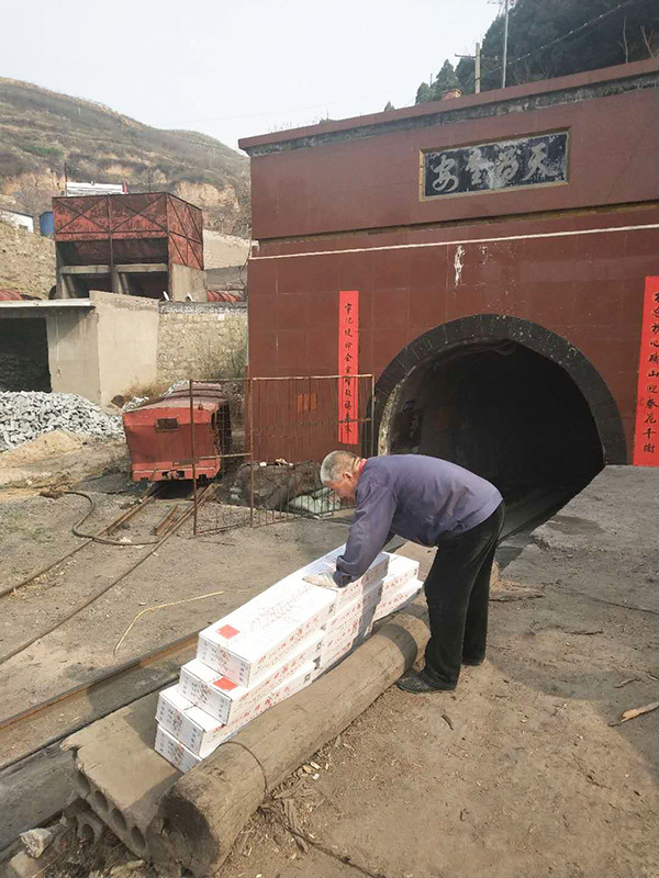　　公司錨固劑產(chǎn)品供不應(yīng)求，等待下井。
