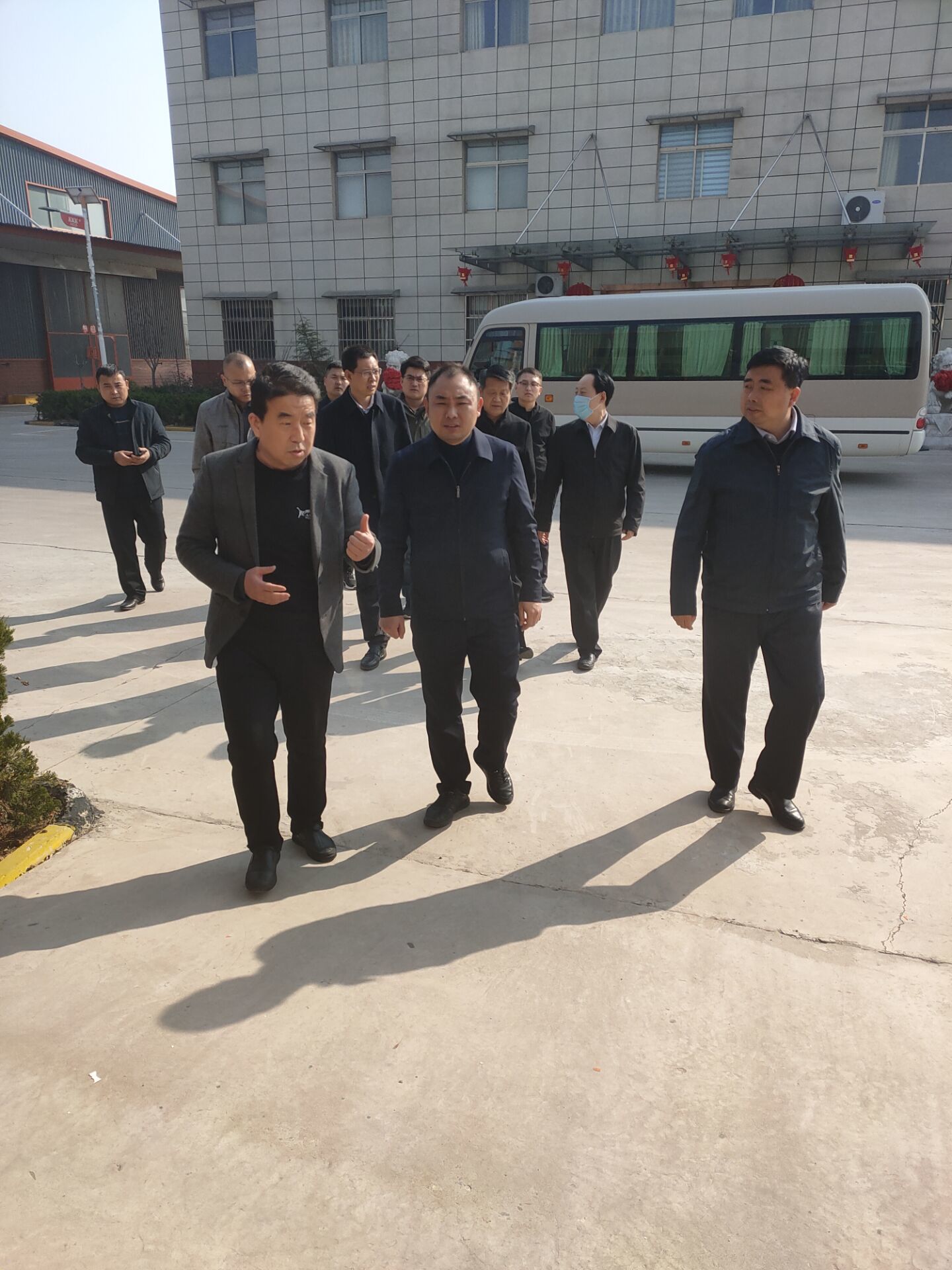 省發(fā)改委領導一行在常務副縣長、縣發(fā)改局、經(jīng)開區(qū)等負責人的陪同下來我企業(yè)調研指導企業(yè)高質量發(fā)展工作