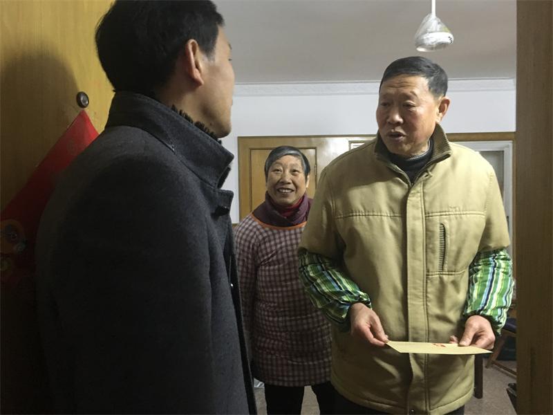 春節(jié)慰問送溫暖，真情關(guān)懷暖人心。2月2日，平山公司黨支部聯(lián)合工會共同開展了退休患病職工春節(jié)走訪慰問活動，給他們帶去了公司的關(guān)懷與溫暖，送上了新年的節(jié)日祝福。  在退休職工家中，工會副主席與他們坐在一起拉家常，關(guān)切地詢問了老職工及家人的生活狀況與健康情況，傾聽他們的心聲，感謝他們?yōu)楣镜慕ㄔO(shè)和發(fā)展所做的貢獻，并囑托他們保重身體，鼓勵他們保持樂觀的心態(tài)，安排好退休生活，并送上了慰問金，向他們致以誠摯的問候和節(jié)日的祝福。  退休職工及其家人對公司給予的溫暖深表謝意，同時心系公司的發(fā)展，關(guān)切地詢問了公司的近況，對公司近年的快速發(fā)展感到自豪和喜悅，同時祝愿公司2019年更上一層樓。      此次春節(jié)前走訪慰問退休患病職工活動，傳達了集團和公司對退休職工的深切關(guān)懷，拉近了公司和退休職工的距離，讓退休職工切實感受到工會“娘家人”的關(guān)愛和溫暖。