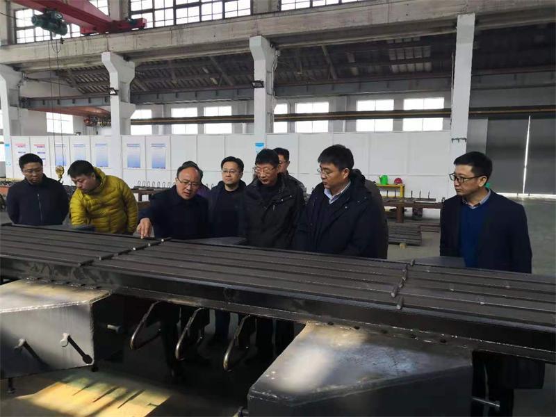 新年伊始，乍暖還寒。2019年2月24日江蘇現(xiàn)代路橋有限責任公司袁守國董事長攜公司高管層、各處室負責人一行15人蒞臨江蘇平山交通設(shè)施有限公司考察調(diào)研。      考察團在平山公司總經(jīng)理等人的陪同下分別現(xiàn)場參觀考察了公司的橋梁支座事業(yè)部、交通安全設(shè)施事業(yè)部、橋梁伸縮裝置事業(yè)部并參觀了公司陳列室?？疾飕F(xiàn)場袁董事長一行就橋梁支座、橋梁伸縮縫、標志標線等產(chǎn)品的材料供應(yīng)、生產(chǎn)工藝、技術(shù)標準等方面問題進行了詢問交流。     在會議室，平山公司總經(jīng)理分別就公司現(xiàn)狀、未來發(fā)展規(guī)劃和公司幾大產(chǎn)品的技術(shù)優(yōu)勢、特點作了詳細介紹。袁董事長對平山公司過去一年的合作表示滿意并希望雙方能共同維護好江蘇現(xiàn)代路橋和江蘇平山公司品牌，合作共贏，共同發(fā)展，努力把江蘇平山交通設(shè)施有限公司發(fā)展成為江蘇現(xiàn)代路橋有限責任公司的戰(zhàn)略合作單位，共同推進雙方更深層次的合作。