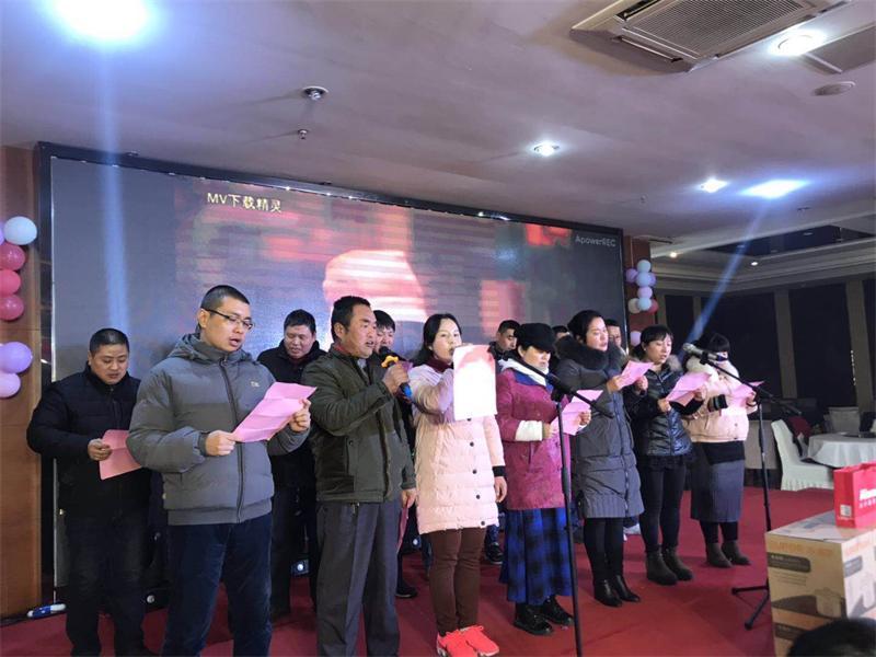 為感謝公司全體職工一年來工作的辛勤付出，平山公司工會于2月1日舉辦第12屆“迎新春”系列活動(dòng)，同時(shí)邀請部分合作單位代表參加座談并見證了整個(gè)活動(dòng)。  今年的運(yùn)動(dòng)項(xiàng)目既有傳統(tǒng)的拔河、長跑，也有新增設(shè)的射箭和接力跑。早上八點(diǎn)，全體職工齊聚在平山公司總部，大家都換上了運(yùn)動(dòng)裝備，精神抖擻地投入到活動(dòng)中。其中接力跑項(xiàng)目，更是掀起了一個(gè)小高潮，4個(gè)代表隊(duì)各就各位，隨著一聲令下，選手們?nèi)缤x弦的箭一般沖了出去，他們你超我趕，個(gè)個(gè)卯足了勁，不甘落后，場外加油聲不絕于耳，經(jīng)過默契的配合以及良好的團(tuán)隊(duì)協(xié)作，最終決勝出獲勝團(tuán)隊(duì)，大家齊聲歡呼，為獲勝者也為所有參與團(tuán)隊(duì)喝彩。  激烈的運(yùn)動(dòng)比賽結(jié)束的同時(shí)，也正是新春團(tuán)拜會開始的時(shí)間，隨著喜慶的音樂，大家在簽名墻上簽到拍照有序入場。會場大屏幕上滾動(dòng)播放著公司一年來的工作情況以及所獲的多項(xiàng)成績和榮譽(yù)以及每位職工的工作身影。大家既激動(dòng)又開心地觀看著、交流著，為公司近年來的蓬勃快速發(fā)展感到無比的自豪和喜悅。  隨著兩位職工主持人登臺，新春團(tuán)拜會正式開始，公司總經(jīng)理、董事長分別作了新年致辭，肯定了大家2018年的勞動(dòng)成果，也對公司2019年的工作進(jìn)行部署，同時(shí)宣布宴會正式開始。期間，公司各部門、車間代表還為大家?guī)砹速p心悅目的文藝表演，大家看著平時(shí)一起工作的同伴帶來的才藝節(jié)目，均報(bào)以長久且熱烈的掌聲。  抽獎(jiǎng)環(huán)節(jié)更是將宴會氣氛推向了高潮，隨著三等獎(jiǎng)、二等獎(jiǎng)、一等獎(jiǎng)相繼抽出，大家更是翹首期盼今年的特別大獎(jiǎng)究竟花落誰家。隨著抽獎(jiǎng)嘉賓——平山公司董事長上臺按下?lián)u號按鈕，5名幸運(yùn)兒相繼抽出，整個(gè)宴會大廳沸騰成了一片歡樂的海洋。      迎新活動(dòng)不僅為全體職工帶來了歡樂、營造了良好的企業(yè)文化，細(xì)節(jié)之處的用心對待，更是讓職工們真正感受到企業(yè)的關(guān)懷和愛護(hù)，讓大家庭的氛圍更加溫暖、和諧。