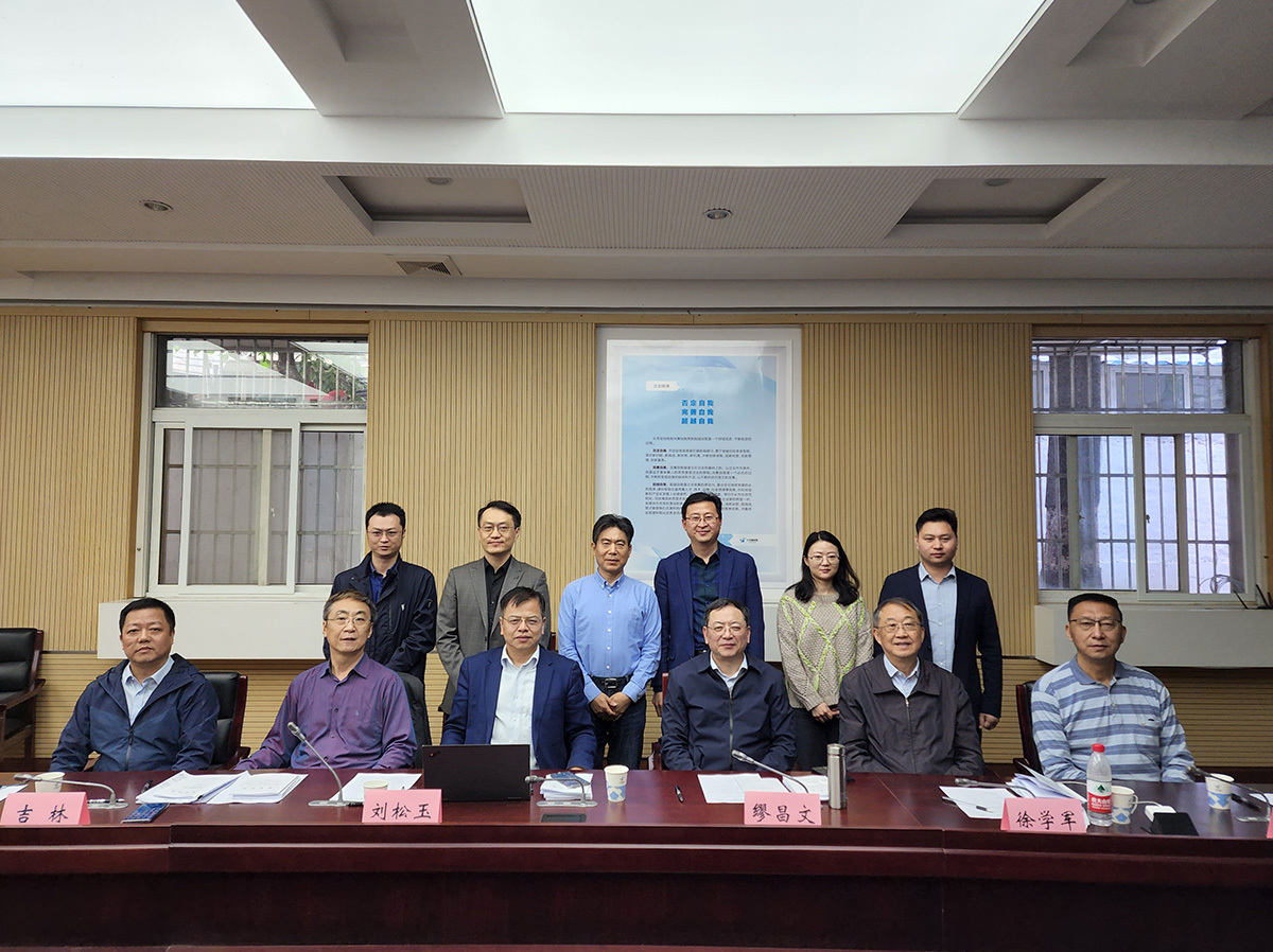 公司標準參編人員與繆昌文院士等專家評委合影
