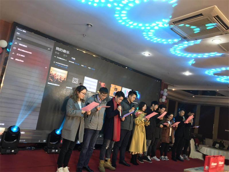為感謝公司全體職工一年來工作的辛勤付出，平山公司工會于2月1日舉辦第12屆“迎新春”系列活動(dòng)，同時(shí)邀請部分合作單位代表參加座談并見證了整個(gè)活動(dòng)。  今年的運(yùn)動(dòng)項(xiàng)目既有傳統(tǒng)的拔河、長跑，也有新增設(shè)的射箭和接力跑。早上八點(diǎn)，全體職工齊聚在平山公司總部，大家都換上了運(yùn)動(dòng)裝備，精神抖擻地投入到活動(dòng)中。其中接力跑項(xiàng)目，更是掀起了一個(gè)小高潮，4個(gè)代表隊(duì)各就各位，隨著一聲令下，選手們?nèi)缤x弦的箭一般沖了出去，他們你超我趕，個(gè)個(gè)卯足了勁，不甘落后，場外加油聲不絕于耳，經(jīng)過默契的配合以及良好的團(tuán)隊(duì)協(xié)作，最終決勝出獲勝團(tuán)隊(duì)，大家齊聲歡呼，為獲勝者也為所有參與團(tuán)隊(duì)喝彩。  激烈的運(yùn)動(dòng)比賽結(jié)束的同時(shí)，也正是新春團(tuán)拜會開始的時(shí)間，隨著喜慶的音樂，大家在簽名墻上簽到拍照有序入場。會場大屏幕上滾動(dòng)播放著公司一年來的工作情況以及所獲的多項(xiàng)成績和榮譽(yù)以及每位職工的工作身影。大家既激動(dòng)又開心地觀看著、交流著，為公司近年來的蓬勃快速發(fā)展感到無比的自豪和喜悅。  隨著兩位職工主持人登臺，新春團(tuán)拜會正式開始，公司總經(jīng)理、董事長分別作了新年致辭，肯定了大家2018年的勞動(dòng)成果，也對公司2019年的工作進(jìn)行部署，同時(shí)宣布宴會正式開始。期間，公司各部門、車間代表還為大家?guī)砹速p心悅目的文藝表演，大家看著平時(shí)一起工作的同伴帶來的才藝節(jié)目，均報(bào)以長久且熱烈的掌聲。  抽獎(jiǎng)環(huán)節(jié)更是將宴會氣氛推向了高潮，隨著三等獎(jiǎng)、二等獎(jiǎng)、一等獎(jiǎng)相繼抽出，大家更是翹首期盼今年的特別大獎(jiǎng)究竟花落誰家。隨著抽獎(jiǎng)嘉賓——平山公司董事長上臺按下?lián)u號按鈕，5名幸運(yùn)兒相繼抽出，整個(gè)宴會大廳沸騰成了一片歡樂的海洋。      迎新活動(dòng)不僅為全體職工帶來了歡樂、營造了良好的企業(yè)文化，細(xì)節(jié)之處的用心對待，更是讓職工們真正感受到企業(yè)的關(guān)懷和愛護(hù)，讓大家庭的氛圍更加溫暖、和諧。