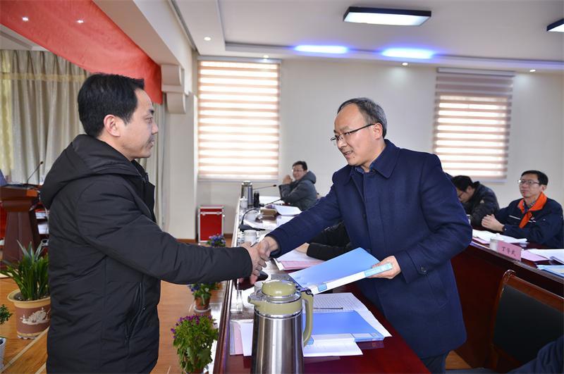 2月22日，平山公司2019年度全體職工大會在公司總部教培中心隆重舉行，集團公司黨委委員、副總裁、平山公司董事長傅玉羅，集團公司黨委副書記、綜合管理部部長艾旭，集團公司黨委委員、工會主席、黨群工作部部長朱乾震等三位領(lǐng)導(dǎo)蒞臨大會。  會議聽取并審議了公司總經(jīng)理所作的《抓品質(zhì) 塑品牌 依靠平臺拓市場 重管理 調(diào)結(jié)構(gòu) 轉(zhuǎn)型升級促發(fā)展》的行政工作報告，以及工會工作報告、財務(wù)預(yù)決算、工會經(jīng)費審查、業(yè)務(wù)費開支、提案落實、“五費一金”、集體合同履約、工資集體協(xié)商等報告。  隨后，各部門、事業(yè)部負責(zé)人遞交了《2019年度經(jīng)營目標(biāo)責(zé)任狀》及《2019年安全生產(chǎn)和精神文明建設(shè)目標(biāo)管理責(zé)任狀》，全體職工通過無記名投票的形式民主評議了公司“職工之家”、工會主席以及15名中層以上管理人員，經(jīng)工作人員現(xiàn)場統(tǒng)計，公布了評測結(jié)果，并宣讀通過了大會決議。  會上還特別表彰了公司2018年度先進集體和個人，肯定了他們一年來取得的優(yōu)異工作成績，并鼓勵全體職工以先進為榜樣，立足本職，敬業(yè)愛崗，為平山公司騰飛發(fā)展再立新功。  最后，集團公司到會領(lǐng)導(dǎo)做了指導(dǎo)性講話，首先對平山公司去年的經(jīng)營業(yè)績、企業(yè)文化創(chuàng)建成績給予了充分的肯定，同時也提出了新的要求，并且傳達了集團公司年度工作目標(biāo)，希望大家能團結(jié)一心，以昂揚的斗志和不懈的努力攜手共創(chuàng)2019。      會議在激昂振奮的《企業(yè)歌》中閉幕，期間圓滿完成了各項議程和任務(wù)，取得了預(yù)期效果，將公司民主化管理提高到了更高一個層次和水平。