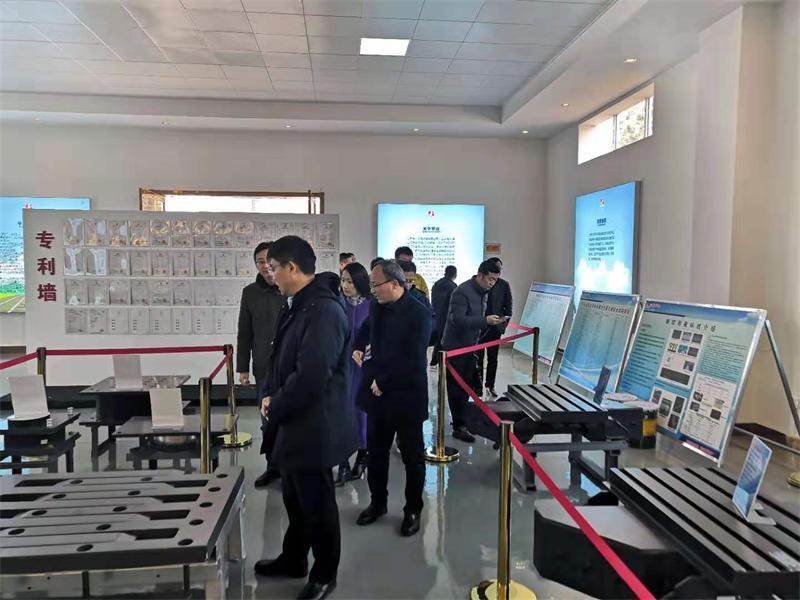 新年伊始，乍暖還寒。2019年2月24日江蘇現(xiàn)代路橋有限責任公司袁守國董事長攜公司高管層、各處室負責人一行15人蒞臨江蘇平山交通設(shè)施有限公司考察調(diào)研。      考察團在平山公司總經(jīng)理等人的陪同下分別現(xiàn)場參觀考察了公司的橋梁支座事業(yè)部、交通安全設(shè)施事業(yè)部、橋梁伸縮裝置事業(yè)部并參觀了公司陳列室?？疾飕F(xiàn)場袁董事長一行就橋梁支座、橋梁伸縮縫、標志標線等產(chǎn)品的材料供應(yīng)、生產(chǎn)工藝、技術(shù)標準等方面問題進行了詢問交流。     在會議室，平山公司總經(jīng)理分別就公司現(xiàn)狀、未來發(fā)展規(guī)劃和公司幾大產(chǎn)品的技術(shù)優(yōu)勢、特點作了詳細介紹。袁董事長對平山公司過去一年的合作表示滿意并希望雙方能共同維護好江蘇現(xiàn)代路橋和江蘇平山公司品牌，合作共贏，共同發(fā)展，努力把江蘇平山交通設(shè)施有限公司發(fā)展成為江蘇現(xiàn)代路橋有限責任公司的戰(zhàn)略合作單位，共同推進雙方更深層次的合作。