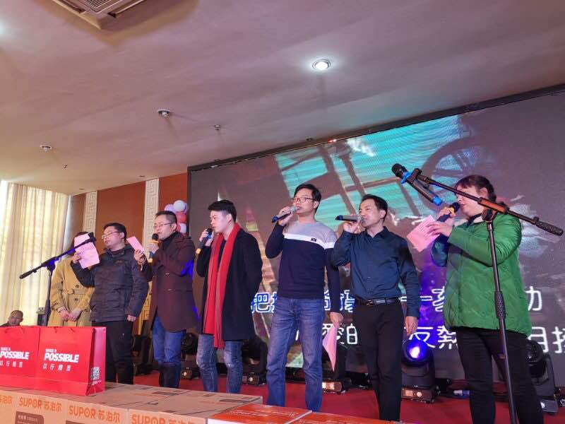 為感謝公司全體職工一年來工作的辛勤付出，平山公司工會于2月1日舉辦第12屆“迎新春”系列活動(dòng)，同時(shí)邀請部分合作單位代表參加座談并見證了整個(gè)活動(dòng)。  今年的運(yùn)動(dòng)項(xiàng)目既有傳統(tǒng)的拔河、長跑，也有新增設(shè)的射箭和接力跑。早上八點(diǎn)，全體職工齊聚在平山公司總部，大家都換上了運(yùn)動(dòng)裝備，精神抖擻地投入到活動(dòng)中。其中接力跑項(xiàng)目，更是掀起了一個(gè)小高潮，4個(gè)代表隊(duì)各就各位，隨著一聲令下，選手們?nèi)缤x弦的箭一般沖了出去，他們你超我趕，個(gè)個(gè)卯足了勁，不甘落后，場外加油聲不絕于耳，經(jīng)過默契的配合以及良好的團(tuán)隊(duì)協(xié)作，最終決勝出獲勝團(tuán)隊(duì)，大家齊聲歡呼，為獲勝者也為所有參與團(tuán)隊(duì)喝彩。  激烈的運(yùn)動(dòng)比賽結(jié)束的同時(shí)，也正是新春團(tuán)拜會開始的時(shí)間，隨著喜慶的音樂，大家在簽名墻上簽到拍照有序入場。會場大屏幕上滾動(dòng)播放著公司一年來的工作情況以及所獲的多項(xiàng)成績和榮譽(yù)以及每位職工的工作身影。大家既激動(dòng)又開心地觀看著、交流著，為公司近年來的蓬勃快速發(fā)展感到無比的自豪和喜悅。  隨著兩位職工主持人登臺，新春團(tuán)拜會正式開始，公司總經(jīng)理、董事長分別作了新年致辭，肯定了大家2018年的勞動(dòng)成果，也對公司2019年的工作進(jìn)行部署，同時(shí)宣布宴會正式開始。期間，公司各部門、車間代表還為大家?guī)砹速p心悅目的文藝表演，大家看著平時(shí)一起工作的同伴帶來的才藝節(jié)目，均報(bào)以長久且熱烈的掌聲。  抽獎(jiǎng)環(huán)節(jié)更是將宴會氣氛推向了高潮，隨著三等獎(jiǎng)、二等獎(jiǎng)、一等獎(jiǎng)相繼抽出，大家更是翹首期盼今年的特別大獎(jiǎng)究竟花落誰家。隨著抽獎(jiǎng)嘉賓——平山公司董事長上臺按下?lián)u號按鈕，5名幸運(yùn)兒相繼抽出，整個(gè)宴會大廳沸騰成了一片歡樂的海洋。      迎新活動(dòng)不僅為全體職工帶來了歡樂、營造了良好的企業(yè)文化，細(xì)節(jié)之處的用心對待，更是讓職工們真正感受到企業(yè)的關(guān)懷和愛護(hù)，讓大家庭的氛圍更加溫暖、和諧。