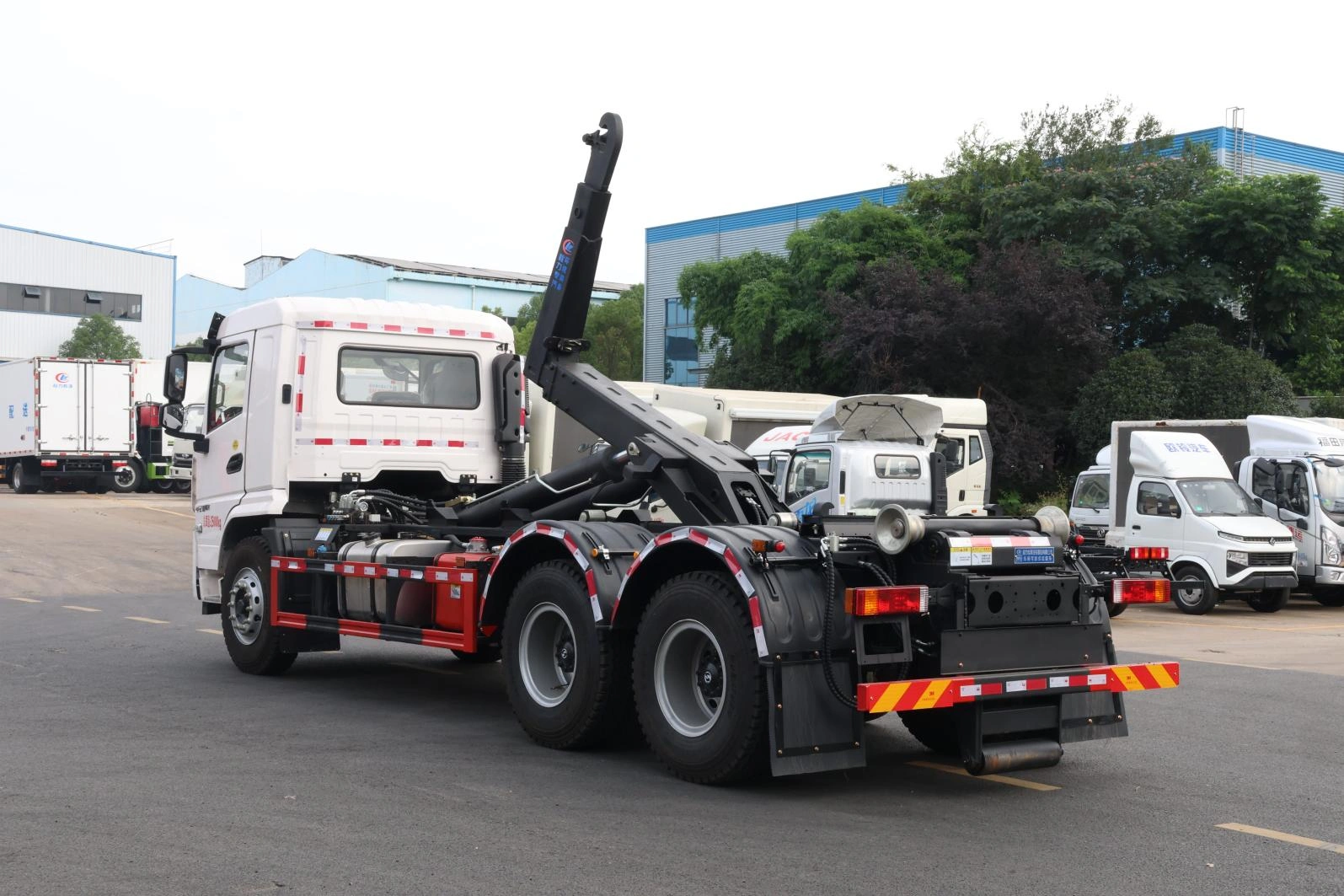 Medium and large Shaanxi Automobile hook arm garbage truck