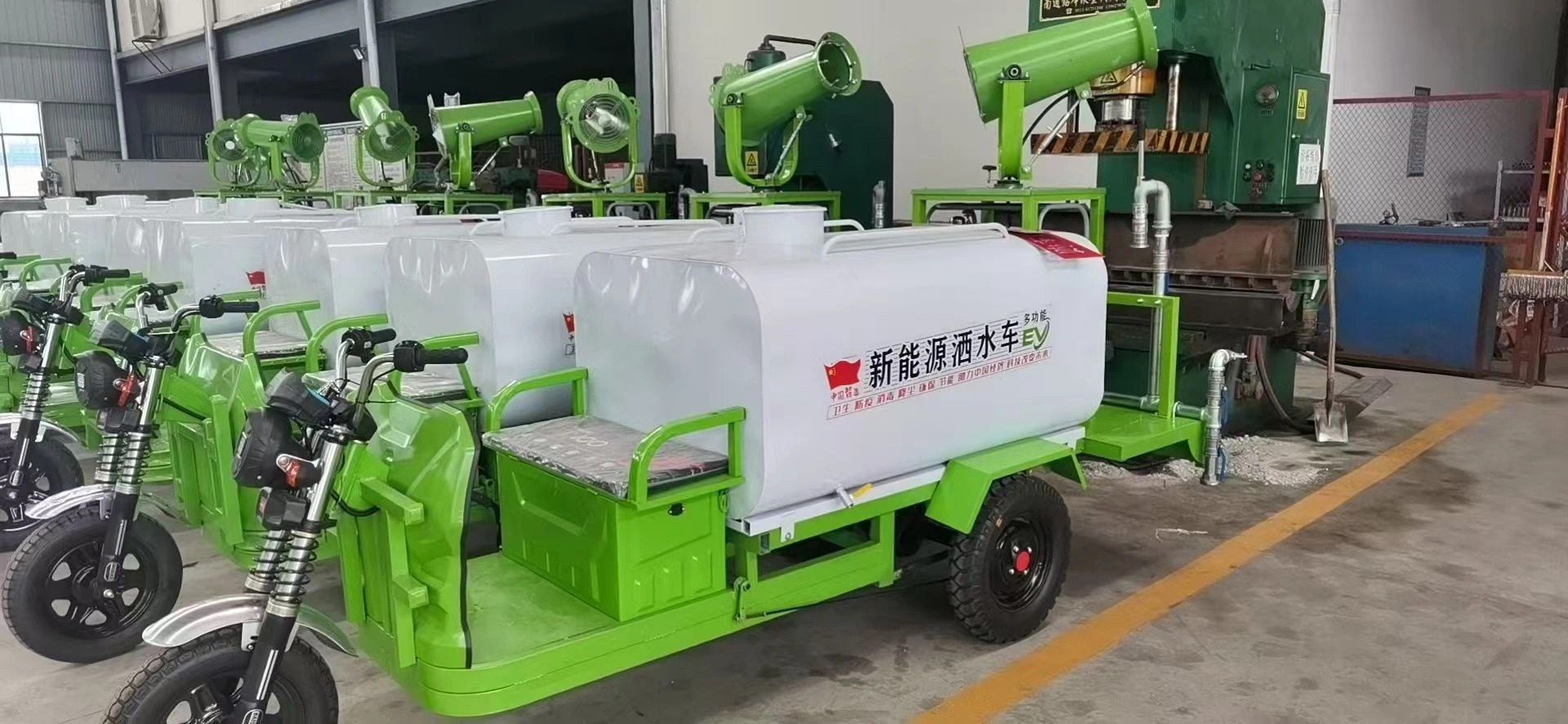 Electric three-wheeled sprinkler truck