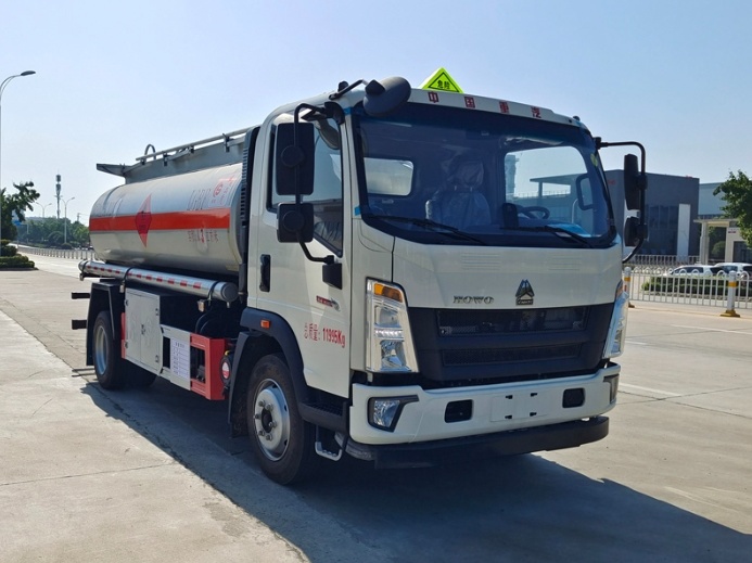 Sinotruk HOWO 4×2 8 Cubic Meter Fuel Tanker Truck