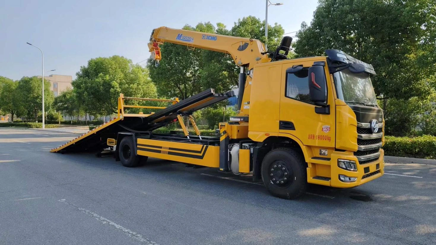 Hongyan flatbed transport truck (7.15m plate)