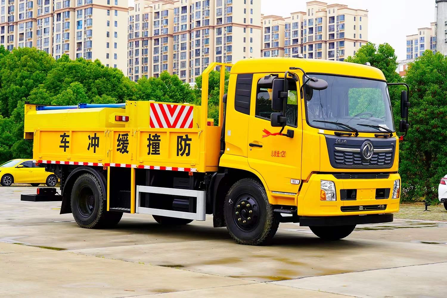 Large Dongfeng anti-collision buffer vehicle