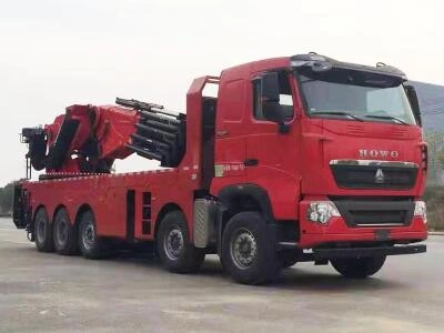 Large tonnage Sinotruk truck crane